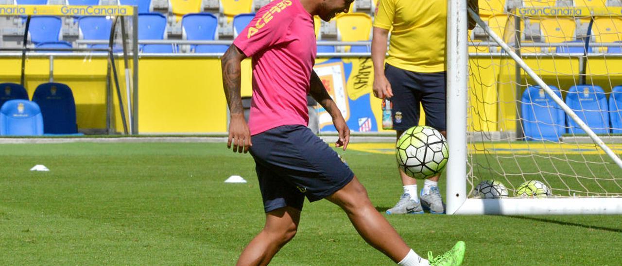 Jonathan Viera, ayer, durante la sesión en el Gran Canaria.