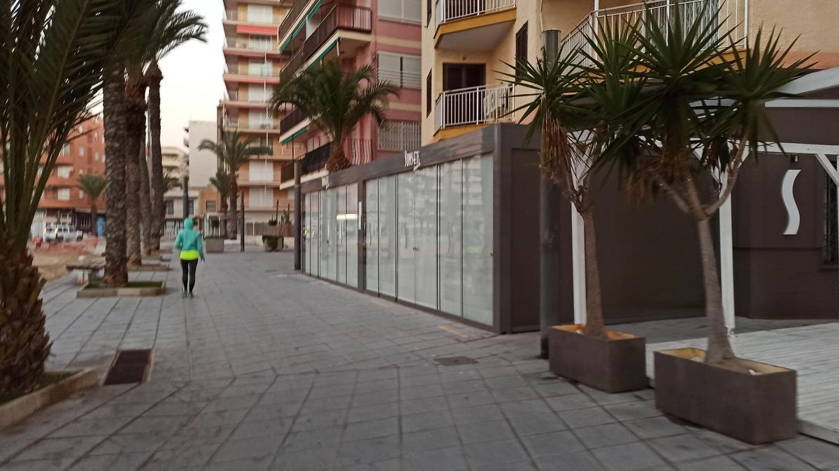 Imagen de una de estructuras de terraza cerradas ubicadas sobre dominio público en el paseo de la playa del Cura a escasos metros del kiosco derribado