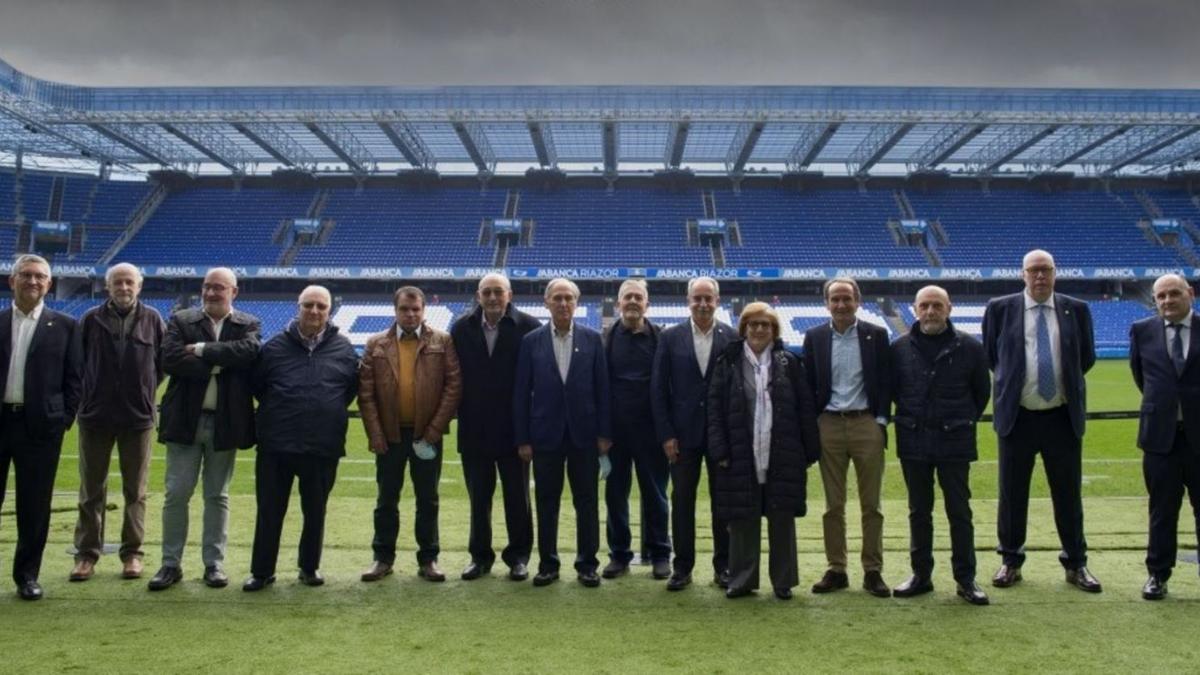 Homenaje a 15 nuevos socios de oro en el estadio de Riazor | RCD