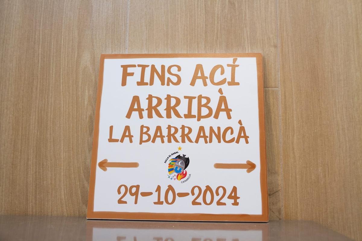 Cartel que indica el nivel de agua que inundó el casal.