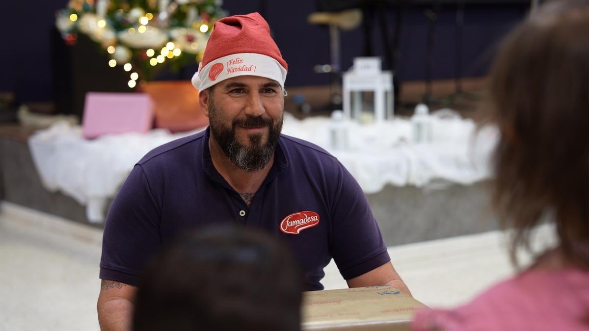 El conductor Juan Cueto, uno de los protagonistas, junto a su hijo, del vídeo navideño de Famadesa.