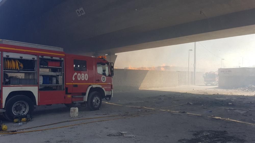 Incendio en el polígono Villa Rosa de Málaga