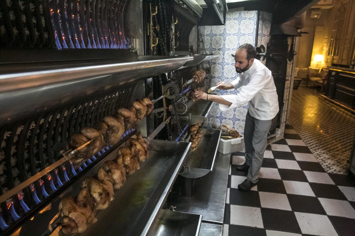 El cocinero Jordi Gotor, pinta las aves.