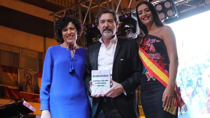 Ginés García Millán, junto a la alcaldesa y la reina de las fiestas, tras leer el pregón de Puerto Lumbreras.