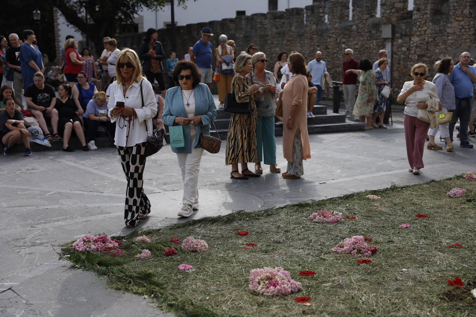Pétalos, incienso, niños... así fue la procesión del Corpus Christi en Gijón (en imágenes)