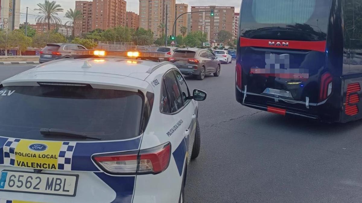 El bus interceptado en la zona del Marítim