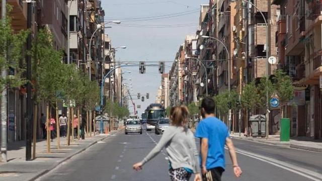 La avenida de Alcoy, ayer, con los árboles recién plantados.