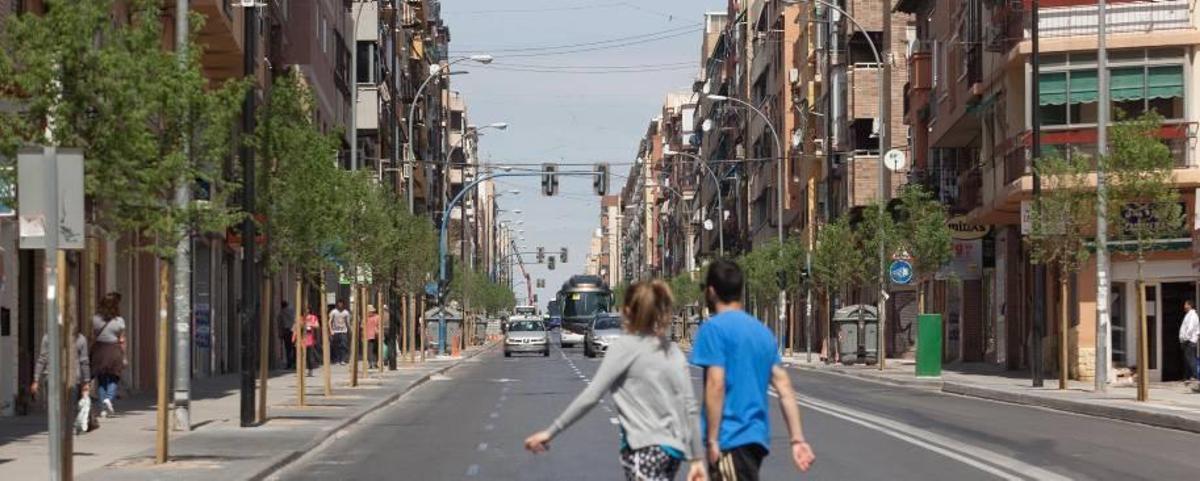 La avenida de Alcoy, ayer, con los árboles recién plantados.