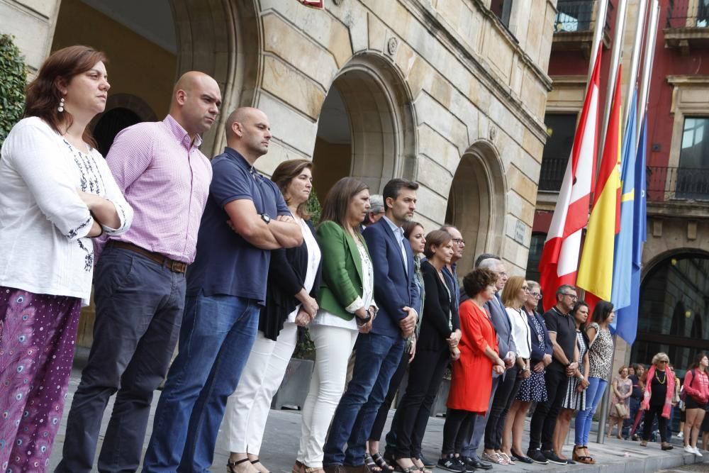 Minuto de silencio en Gijón