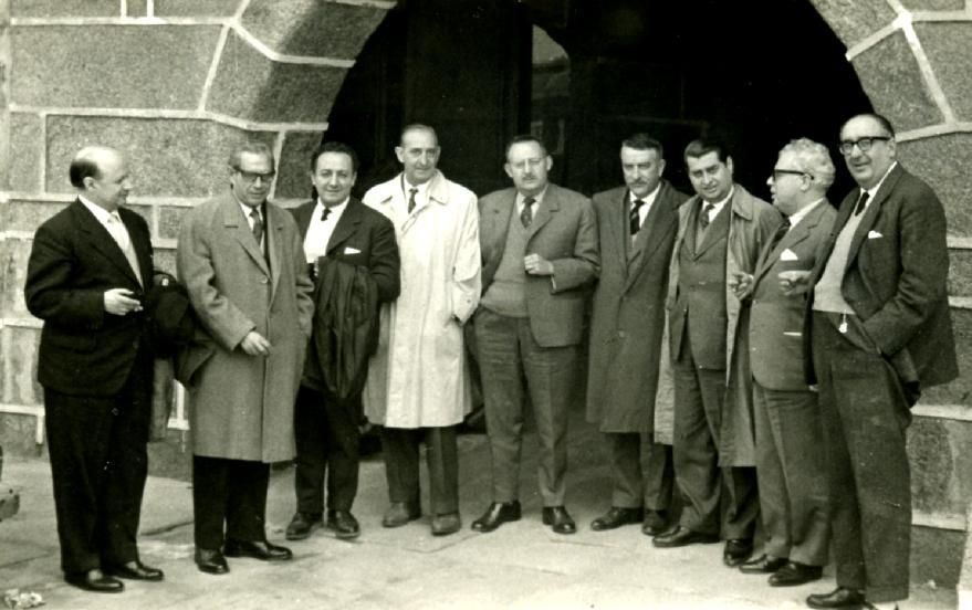 En los años 50. De dcha. a izq. Álvaro Cunqueiro, Francisco F. del Riego, Néstor Luján, Celso Emilio Ferreiro, Xosé Mª y Emilio Álvarez Blázquez, Xerardo Álvarez Gallego y Xosé Díaz Jácome