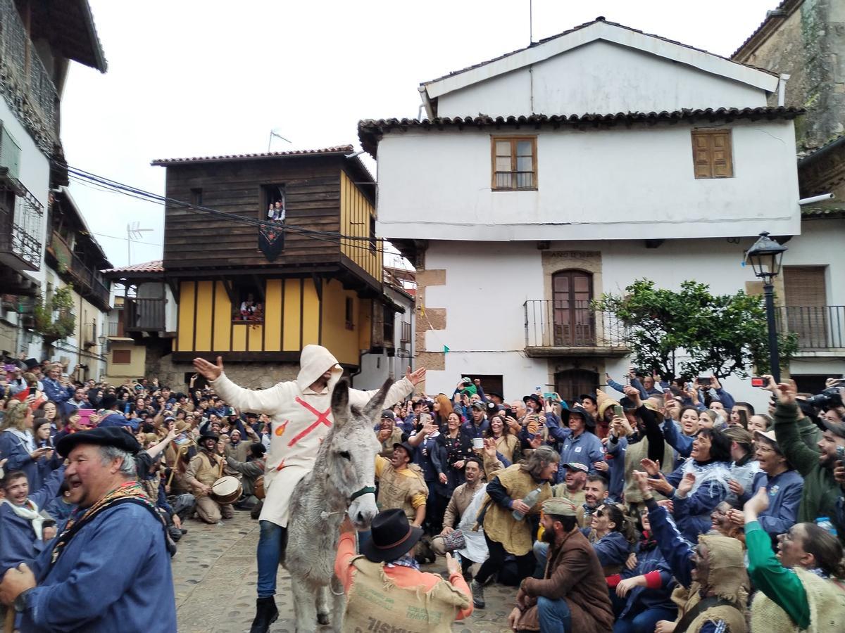 Galería | La misteriosa tradición del Pero Palo llena Villanueva de la Vera