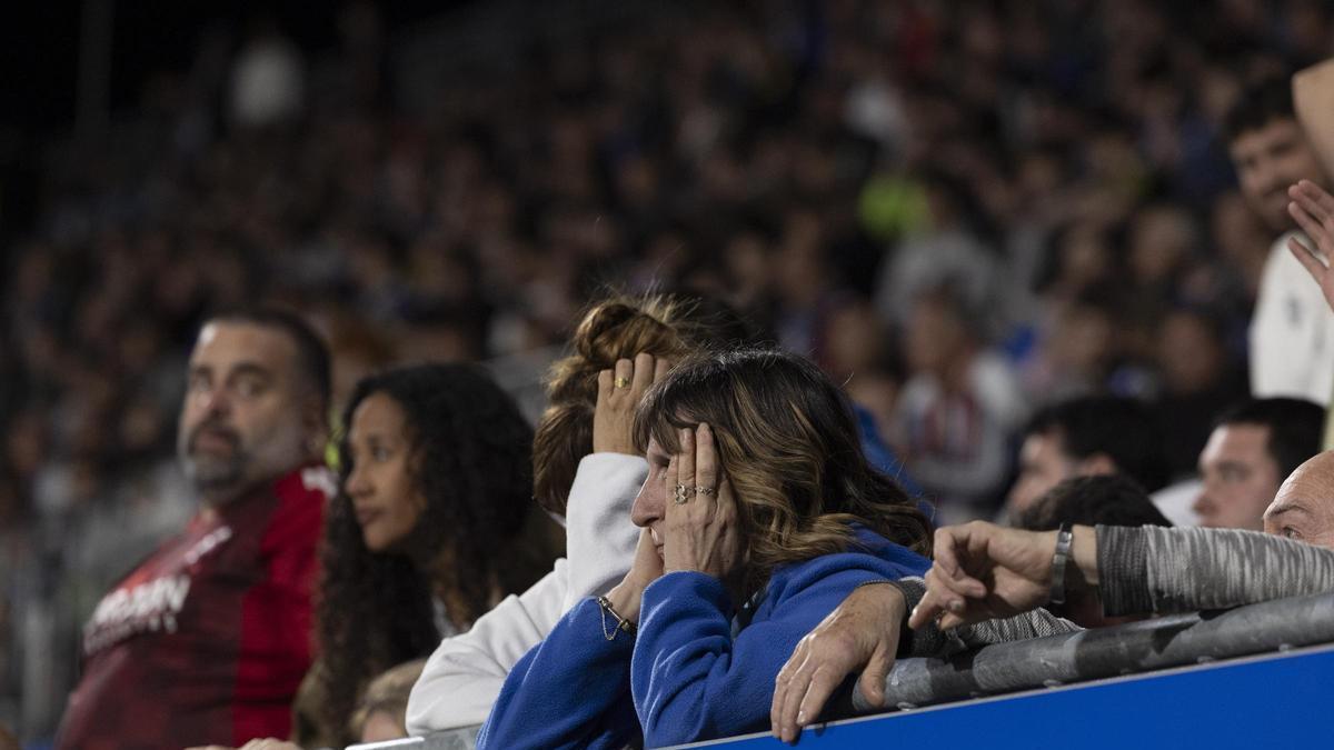 Una aficionada zaragocista se lleva las manos a la cabeza en el tramo final del encuentro del pasado domingo ante el Sporting.