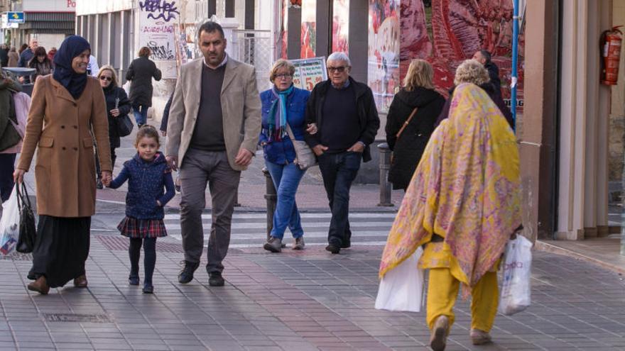 Familias extranjeras pasean por las calles de Alicante
