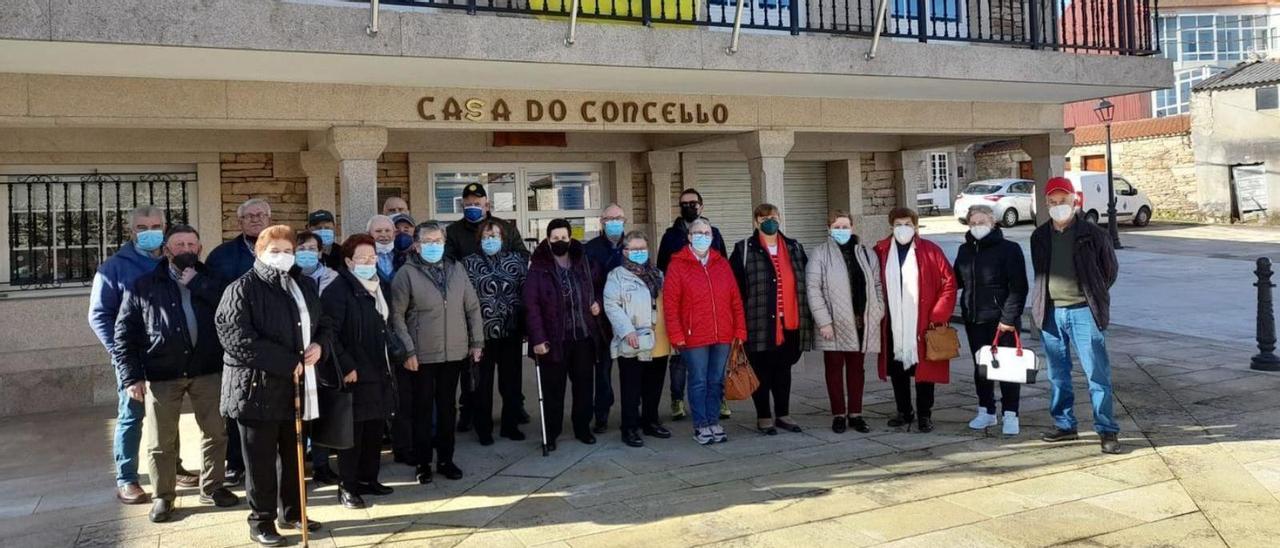 Excursión por la comarca dezana. Una veintena de miembros de la Asociación de Xubilados de Pastoriza realizó ayer una excursión por distintos enclaves de Deza. La primera parada tuvo lugar en Agolada. Los visitantes recorrieron el recinto de Os Pendellos y desde el Concello se les facilitó información sobre las actividades que acoge este enclave ferial, como las muestras de artesanía que organizan tanto Agolada como la Xunta. Tras su breve estancia en Agolada, la comitiva se desplazó al Museo do Campo, en Silleda, y al Museo Etnográfico Casa do Patrón, en la parroquia lalinense de Doade.