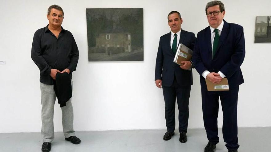 Por la izquierda, Miguel Galano, Vicente Domínguez y Juan Manuel Bonet, ayer, en la inauguración de la exposición del pintor tapiego en el Instituto Cervantes de París.