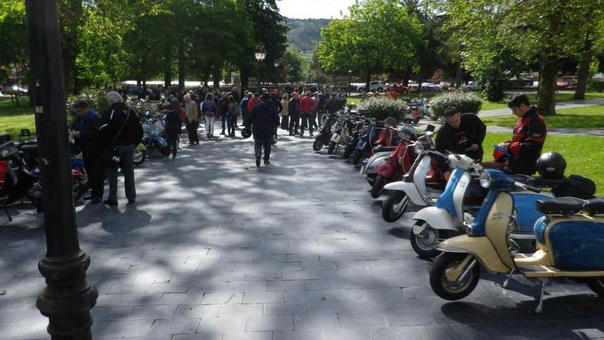 Las motos, reunidas en Grado antes de iniciar la marcha.