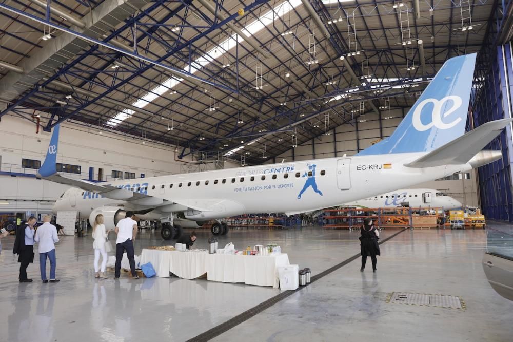 Presentación de avión de Air Europa rotulado con el nombre de la academia de Rafa Nadal