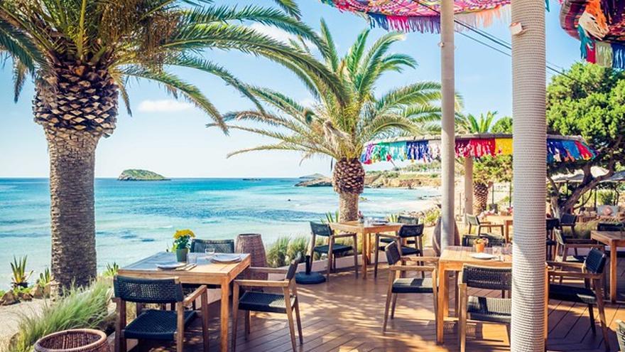 Las coloridas sombrillas de Aiyanna Ibiza ya son famosas en Ibiza