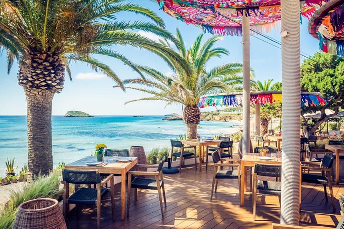 Las coloridas sombrillas de Aiyanna Ibiza ya son famosas en Ibiza