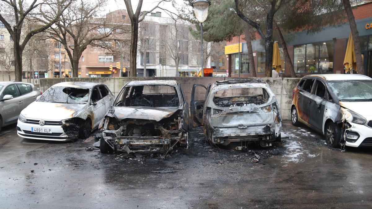 Les imatges dels cotxes cremats a l'aparcament a la Font del Gat