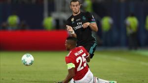 Bale intenta superar a Valencia.