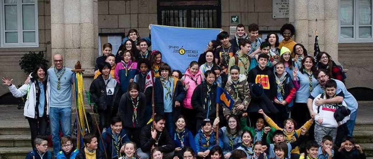 Participantes en las actividades del Día Scout Mundial, en la praza Maior. // Agostiño Iglesias