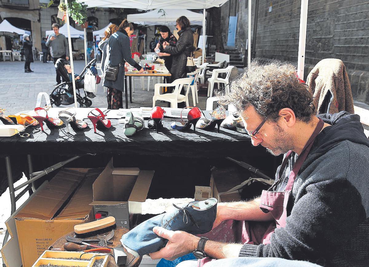 Un zapatero artesano, en una feria celebrada en el barrio de Sant Pere de Barcelona