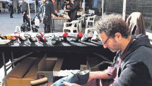 Un zapatero artesano, en una feria celebrada en el barrio de Sant Pere de Barcelona