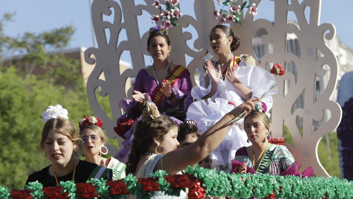 Carroza con las reinas de las fiestas de la romería de Santo Domingo del año 2023.