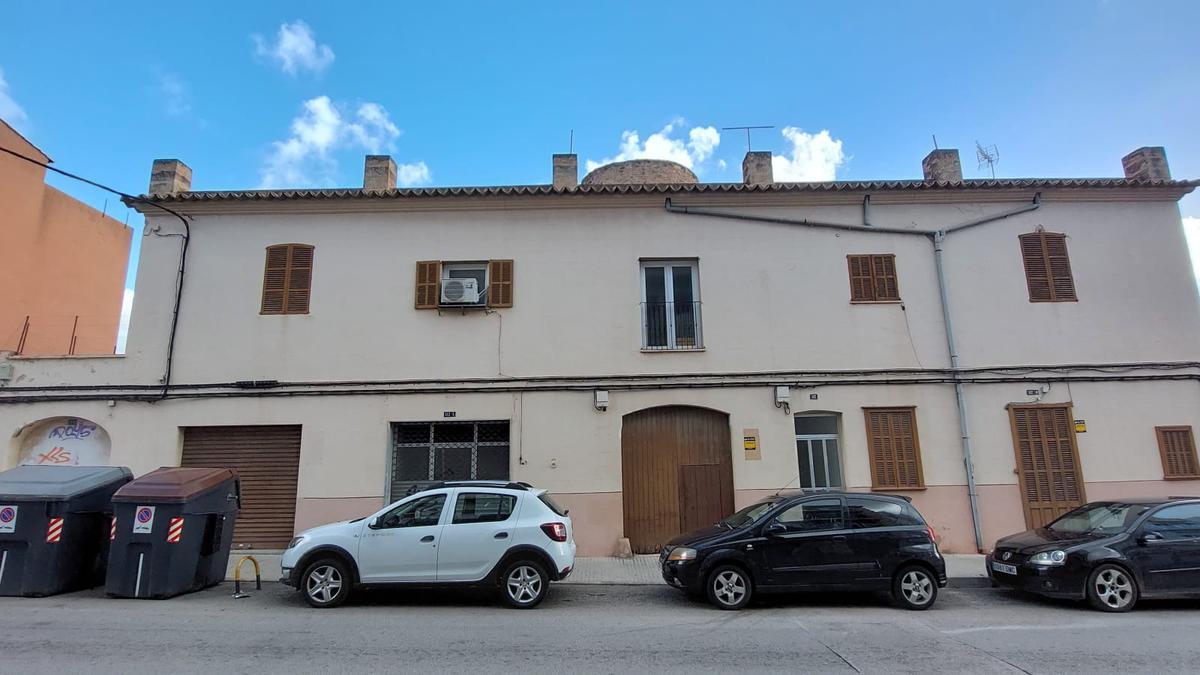 Edificio de la calle Cardenal Rossell que quieren demoler para hacer doce viviendas.