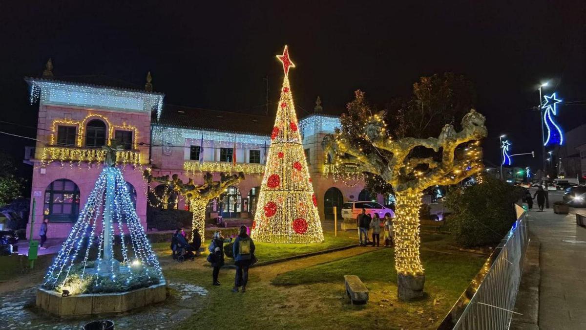 Alumbrado navideño en el jardín del Concello de Nigrán.