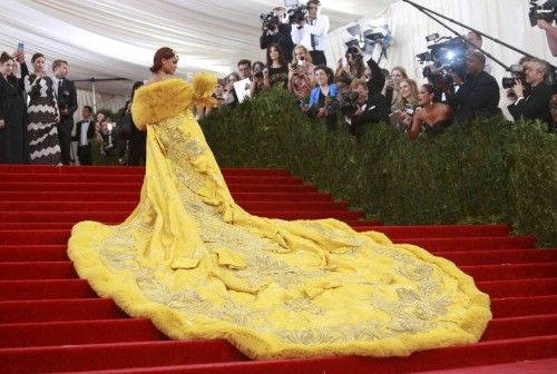 Rihanna llega a la Metropolitan Museum of Art Costume Institute Gala 2015