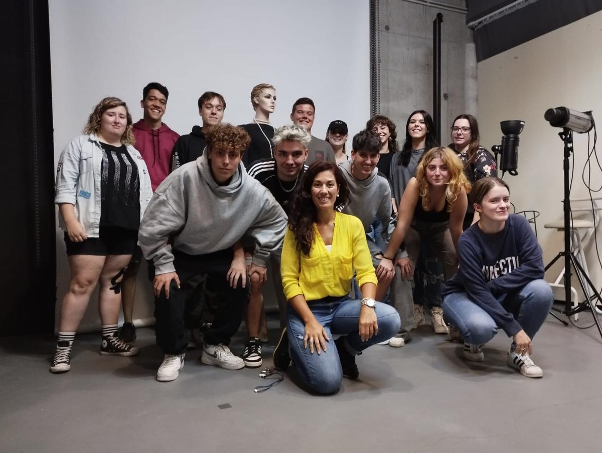 Los estudiantes y su profesora junto al maniquí con el que posó la Reina.