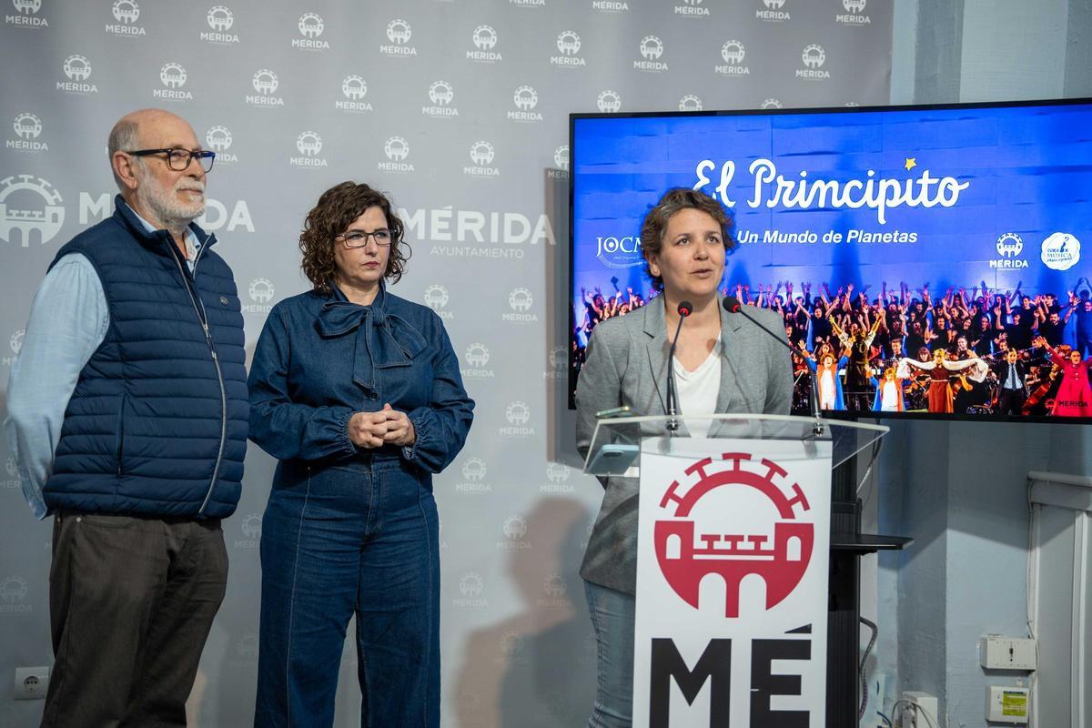 La delegada de Educación, Susana Fajardo; la directora de la Joven Orquesta Ciudad de Mérida, Pilar Vizcaíno; y el narrador Cristóbal García.
