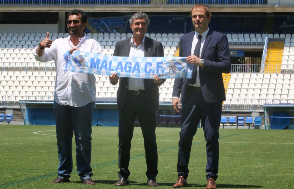 Juande Ramos regresa al Málaga CF. El jeque Al-Thani le ha acompañado en su presentación.