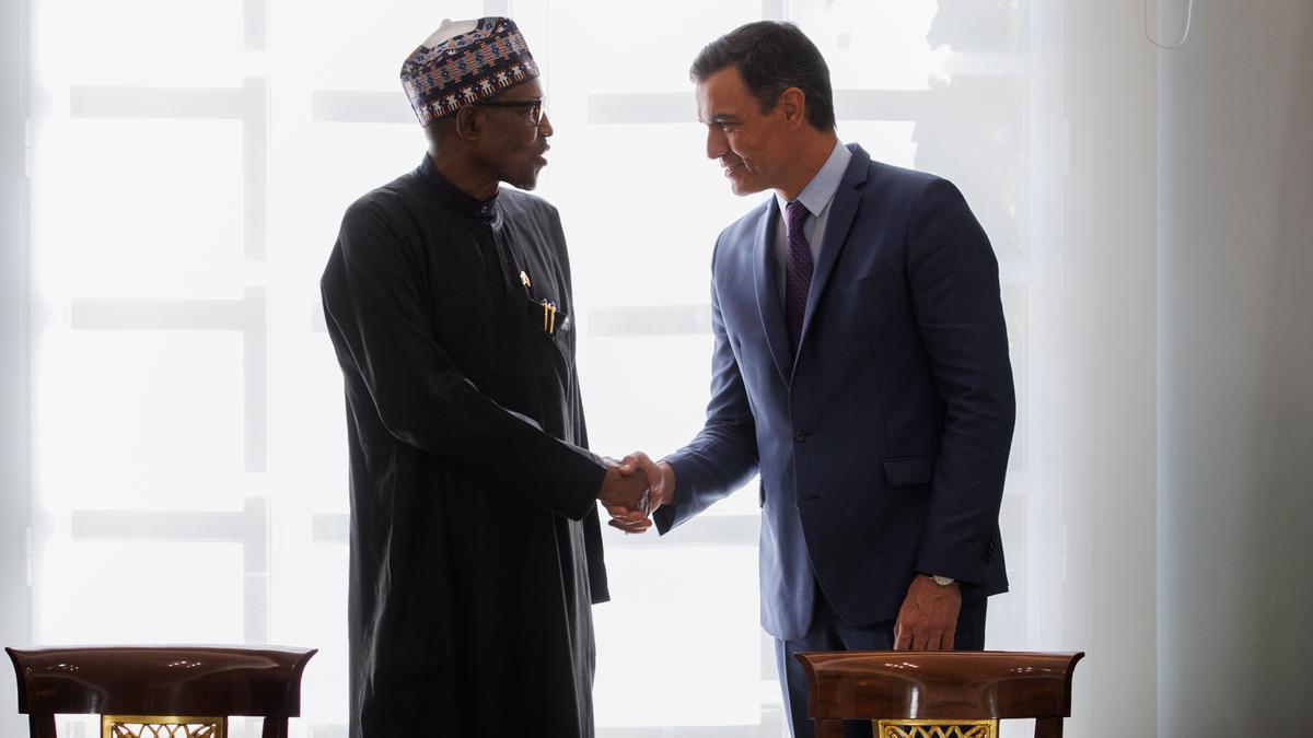 El presidente del Gobierno, Pedro Sánchez (d), y el presidente de la República Federal de Nigeria, Muhammadu Buhari.