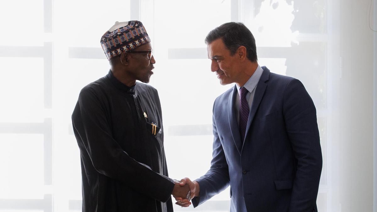 El presidente del Gobierno, Pedro Sánchez (d), y el presidente de la República Federal de Nigeria, Muhammadu Buhari.