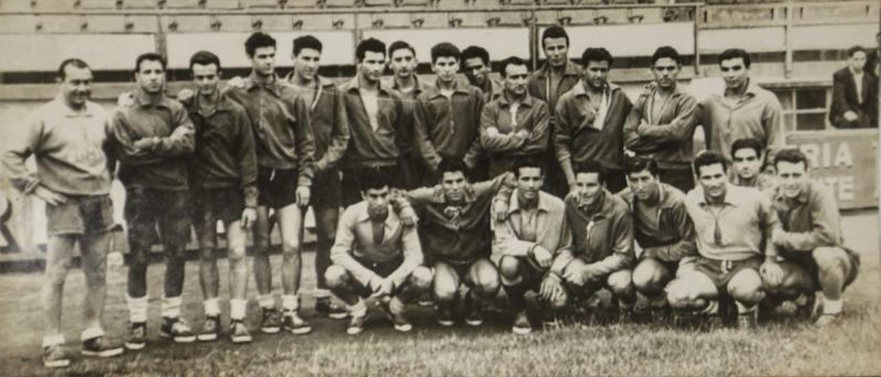 La plantilla del Oviedo de la temporada 1959-60, con Artabe agachado a la derecha y Herrerita de pie a la  izquierda.