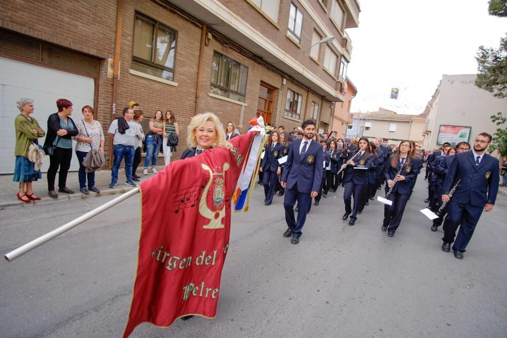 El general Francisco Grau abre las fiestas dirigiendo a los 700 músicos de las 12 bandas que interpretan el pasodoble «Petrel»