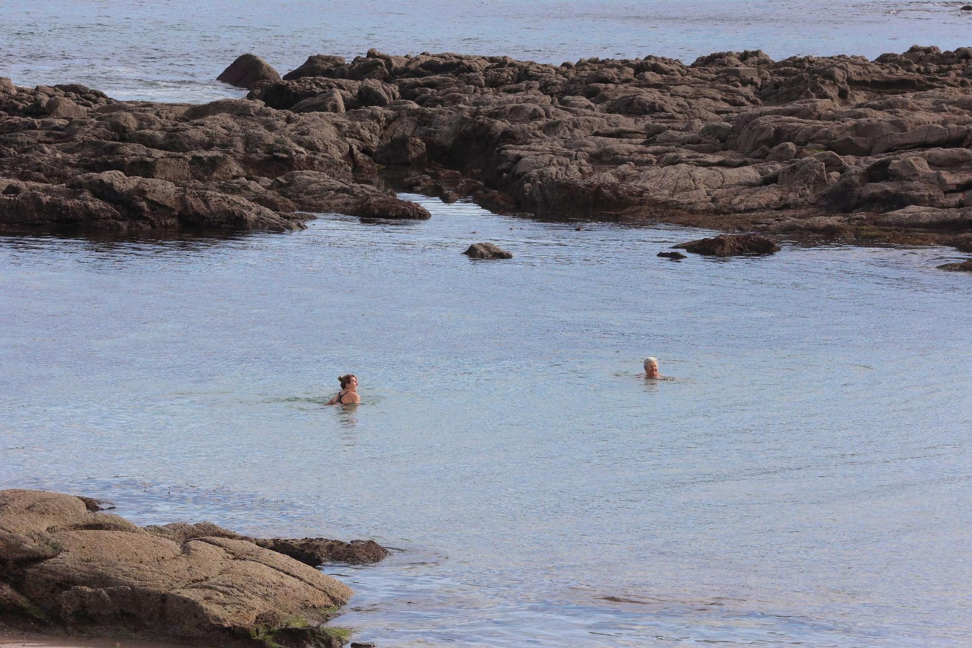 2025 arranca en A Coruña con los primeros baños en la playa de Riazor