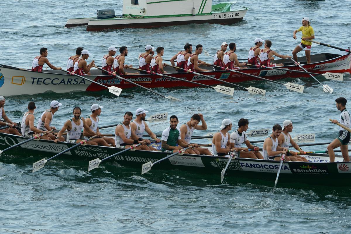 Las traineras de Bueu Teccarsa y Samertolaméu Oversea, este domingo, en la regata celebrada en Moaña.
