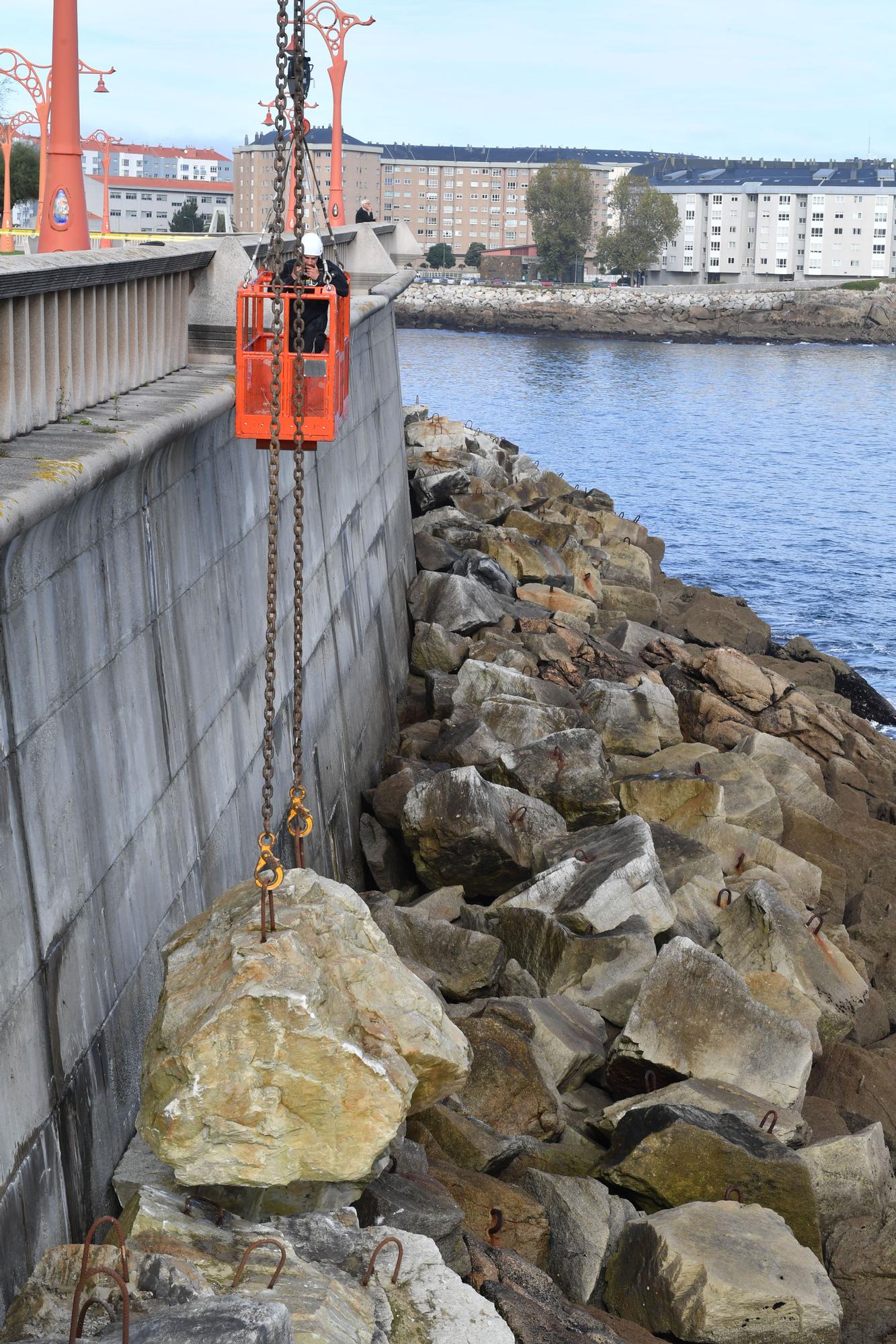 Refuerzo de la escollera en Os Pelamios antes de los temporales de invierno en A Coruña