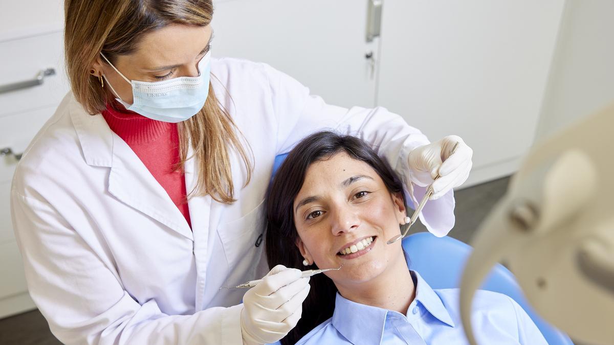 Es recomendable realizar limpieza bucales profesionales, en la consulta del odontólogo, una o dos veces al año