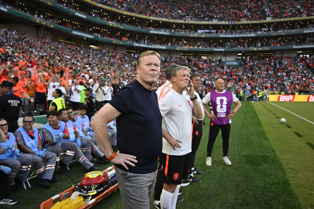GR2010. MONTERREY (MÉXICO), 29/06/2026.- El seleccionador de Países Bajos, Ronald Koeman (c), dirige este lunes en un partido de los dieciseisavos de final del Mundial de la FIFA 2026 entre Países Bajos y Marruecos en el estadio BBVA en Monterrey (México). EFE/ Miguel Sierra