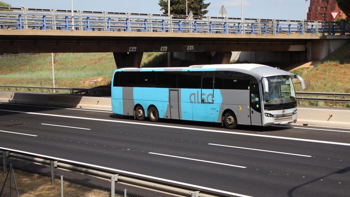 Un autocar pasa por el carril bus a la entrada de Barcelona.