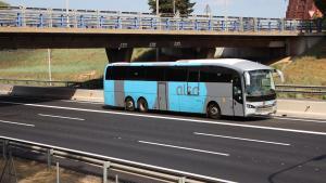 Un autocar pasa por el carril bus de la b-30 a la entrada de Barcelona
