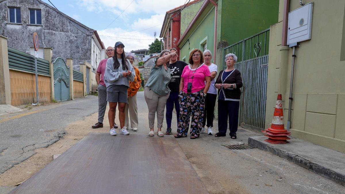 Vertidos de fecales y ruidos: los vecinos de Faxilde protestan por un socavón