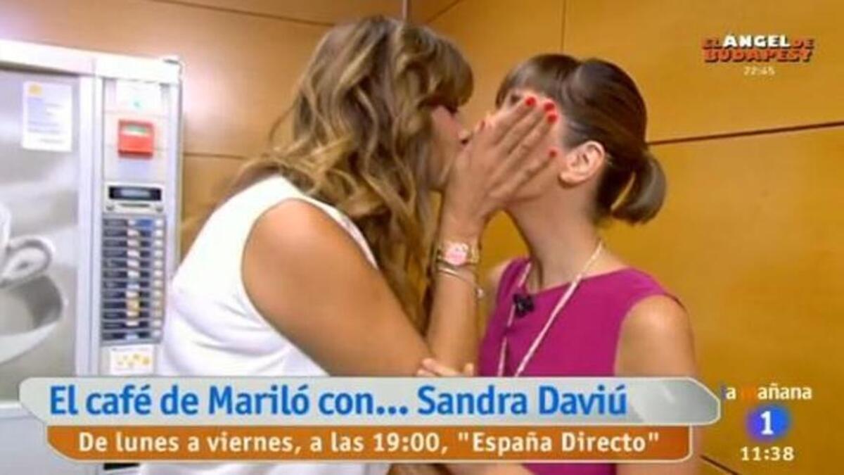 Mariló Montero le plantó en 2014 un beso a la presentadora Sandra Daviú en directo