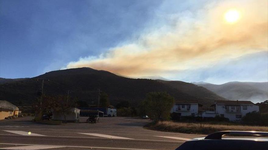 Incendio en navaconcejo, en el valle del jerte