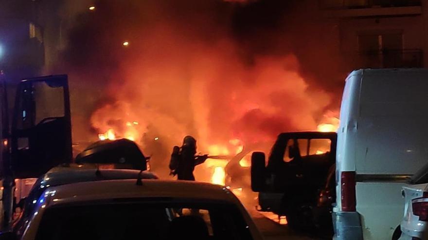 Aparatoso incendio de varios vehículos en Vélez-Málaga